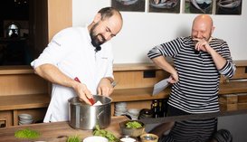 Lukas Nagl und Holger Potye in der Küche