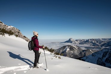 Schneeschuhwandern in Ebensee am Traunsee mit Blick auf die Berge des Salzkammergutes, (c) TVB Traunsee-Almtal/Monika Löff